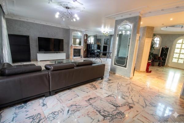 Coup de coeur : Villa familiale d'exception de 210m² - 5 chambres - Piscine -et jardin - Bron Les Genets