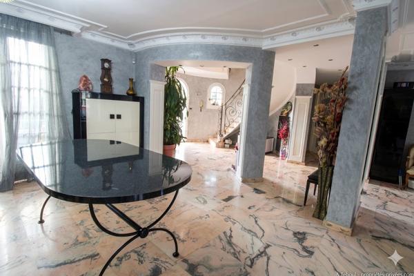 Coup de coeur : Villa familiale d'exception de 210m² - 5 chambres - Piscine -et jardin - Bron Les Genets