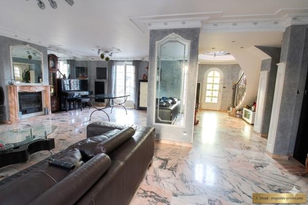 Coup de coeur : Villa familiale d'exception de 210m² - 5 chambres - Piscine -et jardin - Bron Les Genets