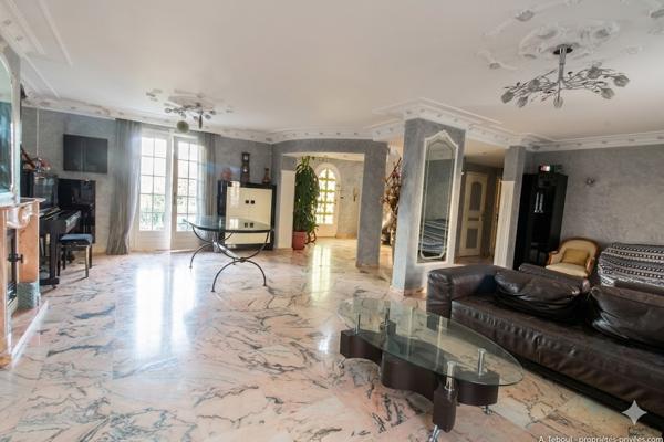 Coup de coeur : Villa familiale d'exception de 210m² - 5 chambres - Piscine -et jardin - Bron Les Genets