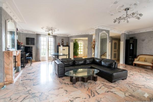 Coup de coeur : Villa familiale d'exception de 210m² - 5 chambres - Piscine -et jardin - Bron Les Genets