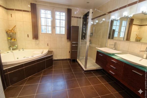 Coup de coeur : Villa familiale d'exception de 210m² - 5 chambres - Piscine -et jardin - Bron Les Genets
