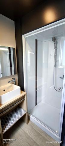 Découvrez ce magnifique mobil home de 2023, idéalement situé à Servant, proche du plan d'eau