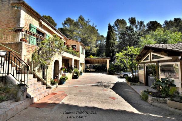 CUERS - VILLA STYLE MAS PROVENCAL 7 PIECES DONT 4 CHAMBRES ET 1 BUREAU - IMMENSE GARAGE - GRANDE REMISE - JARDIN PAYSAGE 2272 M² AVEC PISCINE, JACUZZI ET POOL HOUSE
