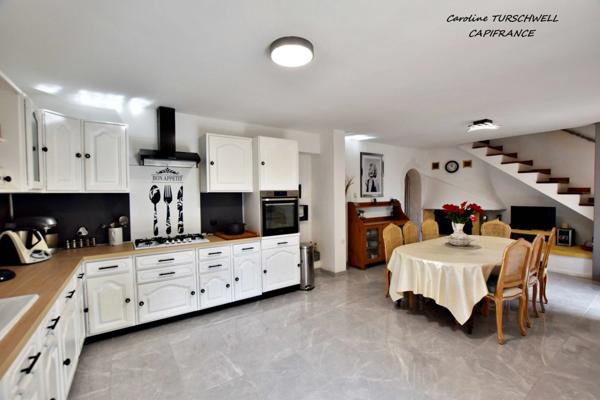 CUERS - VILLA STYLE MAS PROVENCAL 7 PIECES DONT 4 CHAMBRES ET 1 BUREAU - IMMENSE GARAGE - GRANDE REMISE - JARDIN PAYSAGE 2272 M² AVEC PISCINE, JACUZZI ET POOL HOUSE