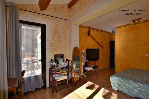 CUERS - VILLA STYLE MAS PROVENCAL 7 PIECES DONT 4 CHAMBRES ET 1 BUREAU - IMMENSE GARAGE - GRANDE REMISE - JARDIN PAYSAGE 2272 M² AVEC PISCINE, JACUZZI ET POOL HOUSE