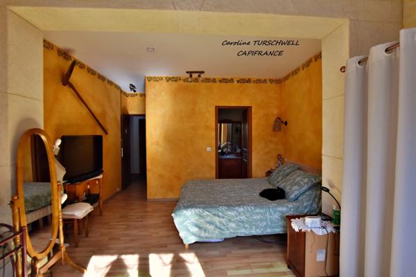 CUERS - VILLA STYLE MAS PROVENCAL 7 PIECES DONT 4 CHAMBRES ET 1 BUREAU - IMMENSE GARAGE - GRANDE REMISE - JARDIN PAYSAGE 2272 M² AVEC PISCINE, JACUZZI ET POOL HOUSE