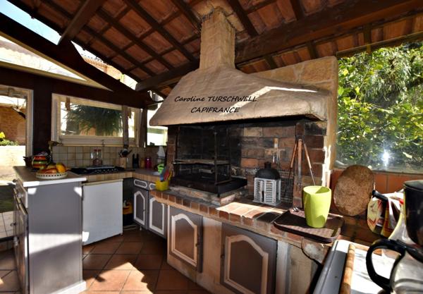 CUERS - VILLA STYLE MAS PROVENCAL 7 PIECES DONT 4 CHAMBRES ET 1 BUREAU - IMMENSE GARAGE - GRANDE REMISE - JARDIN PAYSAGE 2272 M² AVEC PISCINE, JACUZZI ET POOL HOUSE