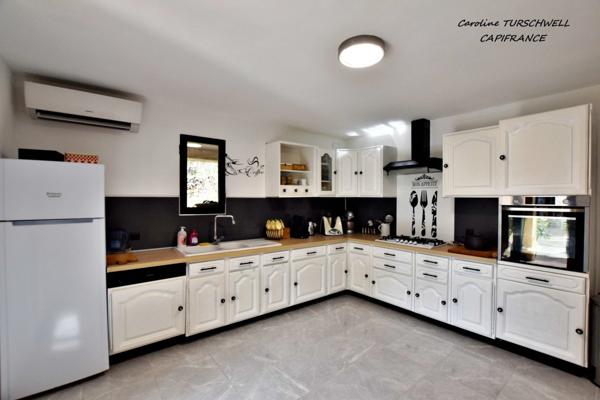 CUERS - VILLA STYLE MAS PROVENCAL 7 PIECES DONT 4 CHAMBRES ET 1 BUREAU - IMMENSE GARAGE - GRANDE REMISE - JARDIN PAYSAGE 2272 M² AVEC PISCINE, JACUZZI ET POOL HOUSE