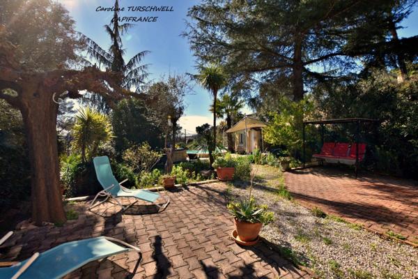 CUERS - VILLA STYLE MAS PROVENCAL 7 PIECES DONT 4 CHAMBRES ET 1 BUREAU - IMMENSE GARAGE - GRANDE REMISE - JARDIN PAYSAGE 2272 M² AVEC PISCINE, JACUZZI ET POOL HOUSE