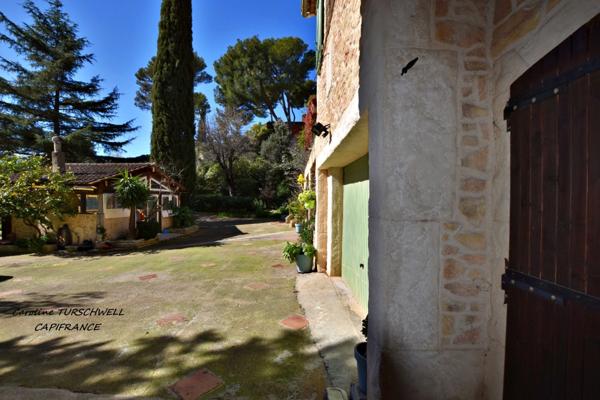CUERS - VILLA STYLE MAS PROVENCAL 7 PIECES DONT 4 CHAMBRES ET 1 BUREAU - IMMENSE GARAGE - GRANDE REMISE - JARDIN PAYSAGE 2272 M² AVEC PISCINE, JACUZZI ET POOL HOUSE