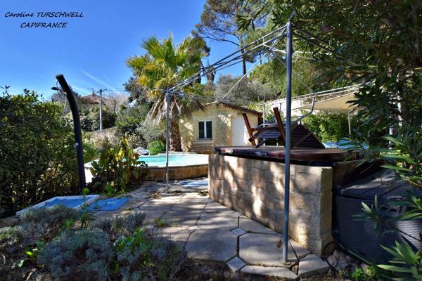 CUERS - VILLA STYLE MAS PROVENCAL 7 PIECES DONT 4 CHAMBRES ET 1 BUREAU - IMMENSE GARAGE - GRANDE REMISE - JARDIN PAYSAGE 2272 M² AVEC PISCINE, JACUZZI ET POOL HOUSE