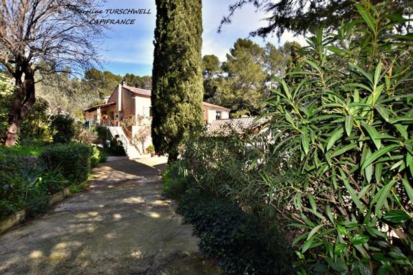 CUERS - VILLA STYLE MAS PROVENCAL 7 PIECES DONT 4 CHAMBRES ET 1 BUREAU - IMMENSE GARAGE - GRANDE REMISE - JARDIN PAYSAGE 2272 M² AVEC PISCINE, JACUZZI ET POOL HOUSE