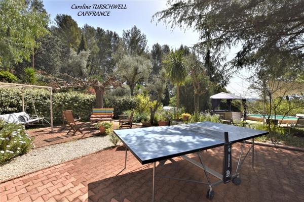 CUERS - VILLA STYLE MAS PROVENCAL 7 PIECES DONT 4 CHAMBRES ET 1 BUREAU - IMMENSE GARAGE - GRANDE REMISE - JARDIN PAYSAGE 2272 M² AVEC PISCINE, JACUZZI ET POOL HOUSE