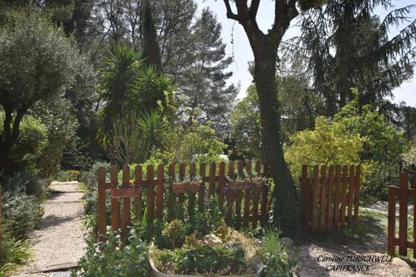 CUERS - VILLA STYLE MAS PROVENCAL 7 PIECES DONT 4 CHAMBRES ET 1 BUREAU - IMMENSE GARAGE - GRANDE REMISE - JARDIN PAYSAGE 2272 M² AVEC PISCINE, JACUZZI ET POOL HOUSE