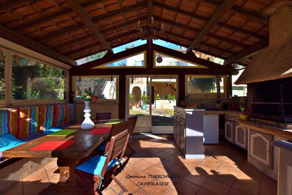 CUERS - VILLA STYLE MAS PROVENCAL 7 PIECES DONT 4 CHAMBRES ET 1 BUREAU - IMMENSE GARAGE - GRANDE REMISE - JARDIN PAYSAGE 2272 M² AVEC PISCINE, JACUZZI ET POOL HOUSE