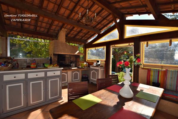 CUERS - VILLA STYLE MAS PROVENCAL 7 PIECES DONT 4 CHAMBRES ET 1 BUREAU - IMMENSE GARAGE - GRANDE REMISE - JARDIN PAYSAGE 2272 M² AVEC PISCINE, JACUZZI ET POOL HOUSE