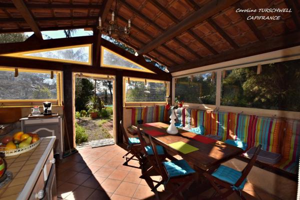 CUERS - VILLA STYLE MAS PROVENCAL 7 PIECES DONT 4 CHAMBRES ET 1 BUREAU - IMMENSE GARAGE - GRANDE REMISE - JARDIN PAYSAGE 2272 M² AVEC PISCINE, JACUZZI ET POOL HOUSE