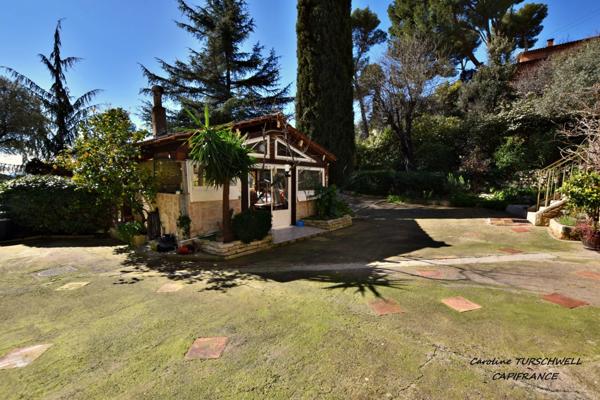 CUERS - VILLA STYLE MAS PROVENCAL 7 PIECES DONT 4 CHAMBRES ET 1 BUREAU - IMMENSE GARAGE - GRANDE REMISE - JARDIN PAYSAGE 2272 M² AVEC PISCINE, JACUZZI ET POOL HOUSE