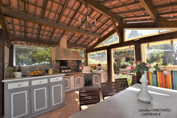 CUERS - VILLA STYLE MAS PROVENCAL 7 PIECES DONT 4 CHAMBRES ET 1 BUREAU - IMMENSE GARAGE - GRANDE REMISE - JARDIN PAYSAGE 2272 M² AVEC PISCINE, JACUZZI ET POOL HOUSE