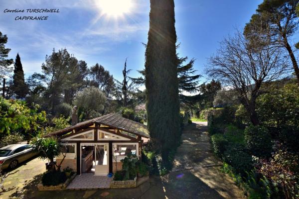 CUERS - VILLA STYLE MAS PROVENCAL 7 PIECES DONT 4 CHAMBRES ET 1 BUREAU - IMMENSE GARAGE - GRANDE REMISE - JARDIN PAYSAGE 2272 M² AVEC PISCINE, JACUZZI ET POOL HOUSE