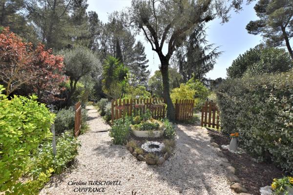 CUERS - VILLA STYLE MAS PROVENCAL 7 PIECES DONT 4 CHAMBRES ET 1 BUREAU - IMMENSE GARAGE - GRANDE REMISE - JARDIN PAYSAGE 2272 M² AVEC PISCINE, JACUZZI ET POOL HOUSE