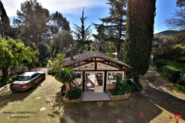 CUERS - VILLA STYLE MAS PROVENCAL 7 PIECES DONT 4 CHAMBRES ET 1 BUREAU - IMMENSE GARAGE - GRANDE REMISE - JARDIN PAYSAGE 2272 M² AVEC PISCINE, JACUZZI ET POOL HOUSE