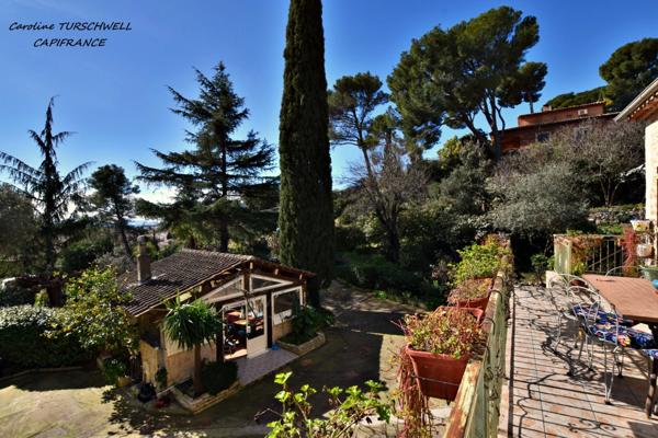 CUERS - VILLA STYLE MAS PROVENCAL 7 PIECES DONT 4 CHAMBRES ET 1 BUREAU - IMMENSE GARAGE - GRANDE REMISE - JARDIN PAYSAGE 2272 M² AVEC PISCINE, JACUZZI ET POOL HOUSE