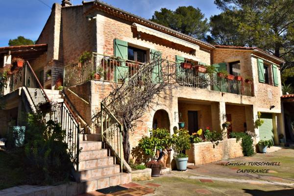 CUERS - VILLA STYLE MAS PROVENCAL 7 PIECES DONT 4 CHAMBRES ET 1 BUREAU - IMMENSE GARAGE - GRANDE REMISE - JARDIN PAYSAGE 2272 M² AVEC PISCINE, JACUZZI ET POOL HOUSE