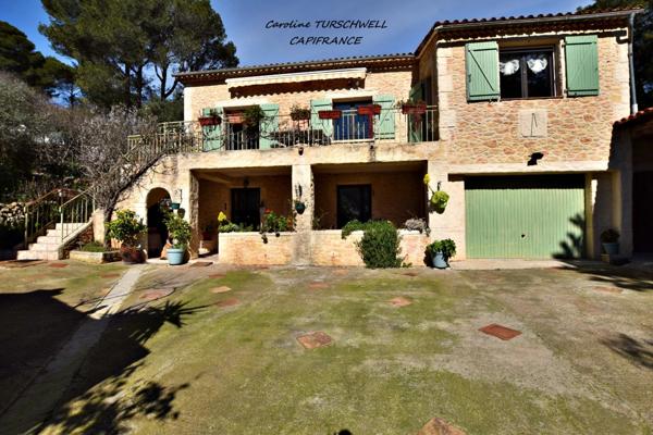 CUERS - VILLA STYLE MAS PROVENCAL 7 PIECES DONT 4 CHAMBRES ET 1 BUREAU - IMMENSE GARAGE - GRANDE REMISE - JARDIN PAYSAGE 2272 M² AVEC PISCINE, JACUZZI ET POOL HOUSE