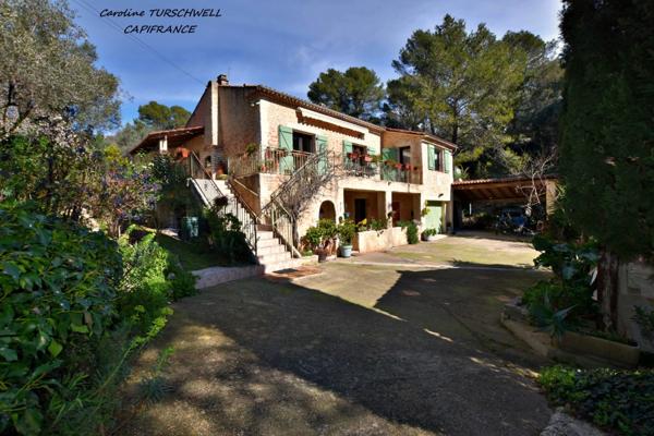 CUERS - VILLA STYLE MAS PROVENCAL 7 PIECES DONT 4 CHAMBRES ET 1 BUREAU - IMMENSE GARAGE - GRANDE REMISE - JARDIN PAYSAGE 2272 M² AVEC PISCINE, JACUZZI ET POOL HOUSE