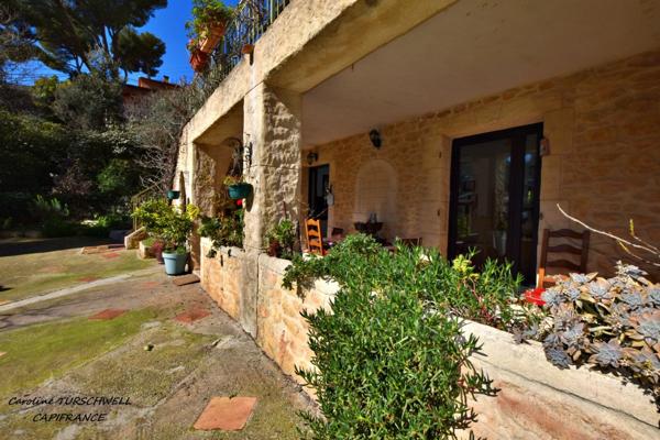 CUERS - VILLA STYLE MAS PROVENCAL 7 PIECES DONT 4 CHAMBRES ET 1 BUREAU - IMMENSE GARAGE - GRANDE REMISE - JARDIN PAYSAGE 2272 M² AVEC PISCINE, JACUZZI ET POOL HOUSE