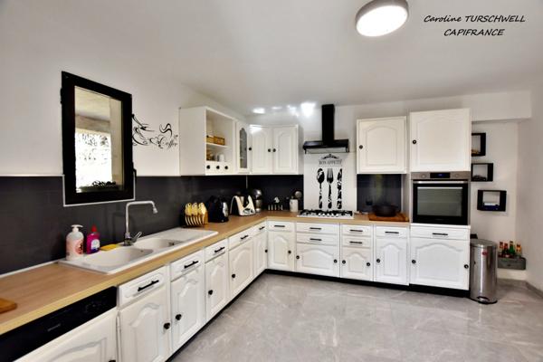 CUERS - VILLA STYLE MAS PROVENCAL 7 PIECES DONT 4 CHAMBRES ET 1 BUREAU - IMMENSE GARAGE - GRANDE REMISE - JARDIN PAYSAGE 2272 M² AVEC PISCINE, JACUZZI ET POOL HOUSE