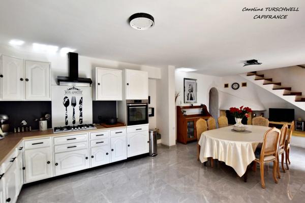 CUERS - VILLA STYLE MAS PROVENCAL 7 PIECES DONT 4 CHAMBRES ET 1 BUREAU - IMMENSE GARAGE - GRANDE REMISE - JARDIN PAYSAGE 2272 M² AVEC PISCINE, JACUZZI ET POOL HOUSE