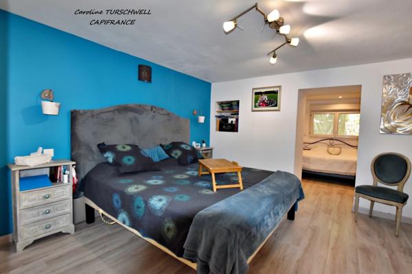 CUERS - VILLA STYLE MAS PROVENCAL 7 PIECES DONT 4 CHAMBRES ET 1 BUREAU - IMMENSE GARAGE - GRANDE REMISE - JARDIN PAYSAGE 2272 M² AVEC PISCINE, JACUZZI ET POOL HOUSE