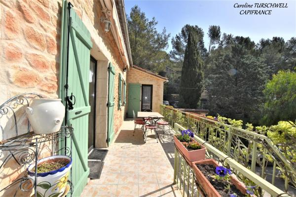 CUERS - VILLA STYLE MAS PROVENCAL 7 PIECES DONT 4 CHAMBRES ET 1 BUREAU - IMMENSE GARAGE - GRANDE REMISE - JARDIN PAYSAGE 2272 M² AVEC PISCINE, JACUZZI ET POOL HOUSE