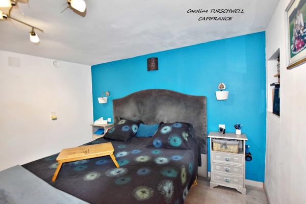 CUERS - VILLA STYLE MAS PROVENCAL 7 PIECES DONT 4 CHAMBRES ET 1 BUREAU - IMMENSE GARAGE - GRANDE REMISE - JARDIN PAYSAGE 2272 M² AVEC PISCINE, JACUZZI ET POOL HOUSE