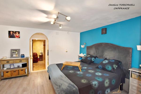 CUERS - VILLA STYLE MAS PROVENCAL 7 PIECES DONT 4 CHAMBRES ET 1 BUREAU - IMMENSE GARAGE - GRANDE REMISE - JARDIN PAYSAGE 2272 M² AVEC PISCINE, JACUZZI ET POOL HOUSE