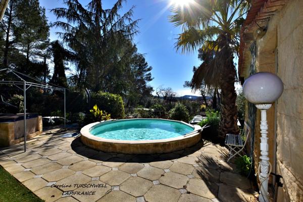 CUERS - VILLA STYLE MAS PROVENCAL 7 PIECES DONT 4 CHAMBRES ET 1 BUREAU - IMMENSE GARAGE - GRANDE REMISE - JARDIN PAYSAGE 2272 M² AVEC PISCINE, JACUZZI ET POOL HOUSE