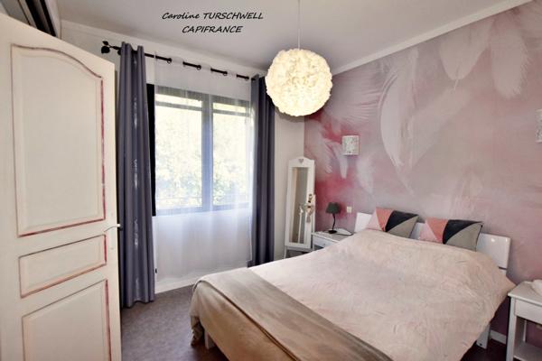 CUERS - VILLA STYLE MAS PROVENCAL 7 PIECES DONT 4 CHAMBRES ET 1 BUREAU - IMMENSE GARAGE - GRANDE REMISE - JARDIN PAYSAGE 2272 M² AVEC PISCINE, JACUZZI ET POOL HOUSE