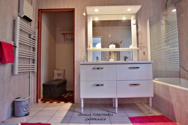 CUERS - VILLA STYLE MAS PROVENCAL 7 PIECES DONT 4 CHAMBRES ET 1 BUREAU - IMMENSE GARAGE - GRANDE REMISE - JARDIN PAYSAGE 2272 M² AVEC PISCINE, JACUZZI ET POOL HOUSE