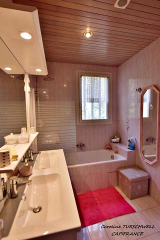 CUERS - VILLA STYLE MAS PROVENCAL 7 PIECES DONT 4 CHAMBRES ET 1 BUREAU - IMMENSE GARAGE - GRANDE REMISE - JARDIN PAYSAGE 2272 M² AVEC PISCINE, JACUZZI ET POOL HOUSE