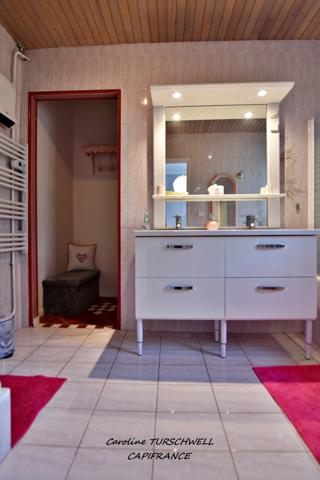 CUERS - VILLA STYLE MAS PROVENCAL 7 PIECES DONT 4 CHAMBRES ET 1 BUREAU - IMMENSE GARAGE - GRANDE REMISE - JARDIN PAYSAGE 2272 M² AVEC PISCINE, JACUZZI ET POOL HOUSE