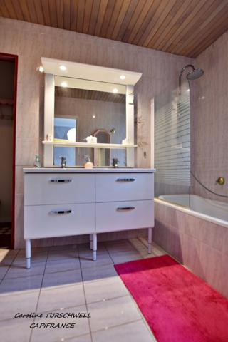 CUERS - VILLA STYLE MAS PROVENCAL 7 PIECES DONT 4 CHAMBRES ET 1 BUREAU - IMMENSE GARAGE - GRANDE REMISE - JARDIN PAYSAGE 2272 M² AVEC PISCINE, JACUZZI ET POOL HOUSE