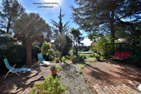 CUERS - VILLA STYLE MAS PROVENCAL 7 PIECES DONT 4 CHAMBRES ET 1 BUREAU - IMMENSE GARAGE - GRANDE REMISE - JARDIN PAYSAGE 2272 M² AVEC PISCINE, JACUZZI ET POOL HOUSE