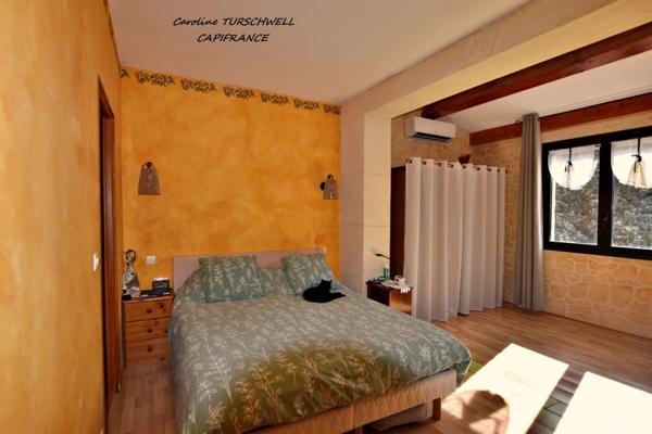 CUERS - VILLA STYLE MAS PROVENCAL 7 PIECES DONT 4 CHAMBRES ET 1 BUREAU - IMMENSE GARAGE - GRANDE REMISE - JARDIN PAYSAGE 2272 M² AVEC PISCINE, JACUZZI ET POOL HOUSE