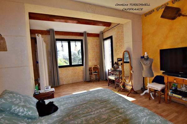 CUERS - VILLA STYLE MAS PROVENCAL 7 PIECES DONT 4 CHAMBRES ET 1 BUREAU - IMMENSE GARAGE - GRANDE REMISE - JARDIN PAYSAGE 2272 M² AVEC PISCINE, JACUZZI ET POOL HOUSE