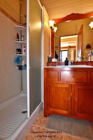 CUERS - VILLA STYLE MAS PROVENCAL 7 PIECES DONT 4 CHAMBRES ET 1 BUREAU - IMMENSE GARAGE - GRANDE REMISE - JARDIN PAYSAGE 2272 M² AVEC PISCINE, JACUZZI ET POOL HOUSE