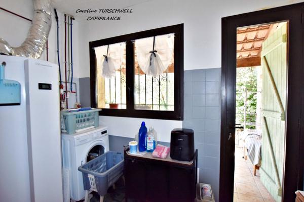 CUERS - VILLA STYLE MAS PROVENCAL 7 PIECES DONT 4 CHAMBRES ET 1 BUREAU - IMMENSE GARAGE - GRANDE REMISE - JARDIN PAYSAGE 2272 M² AVEC PISCINE, JACUZZI ET POOL HOUSE