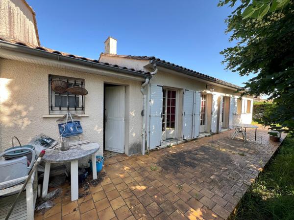 Maison plain-pied, 3ch, 100 m2 + garage 25m2. Terrain 621 m2. Quartier calme.